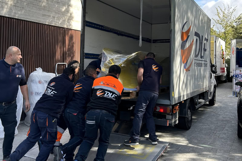 ¿Cómo medimos y reducimos nuestra huella de carbono en mudanzas nacionales e internacionales? 3 carga de esculturas pesadas